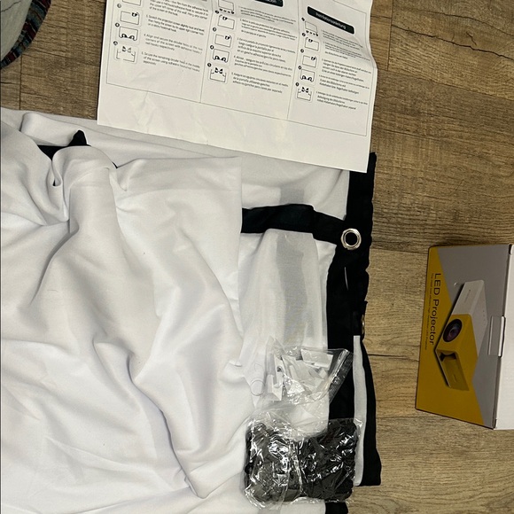 LED Projector with Screen - Picture 3 of 9